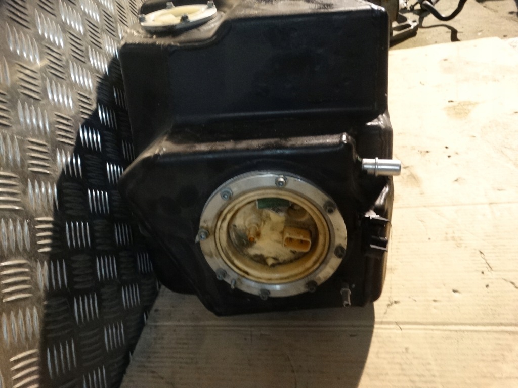 Idealny комплект . бак пального ferrari italia 458 1 в Україні