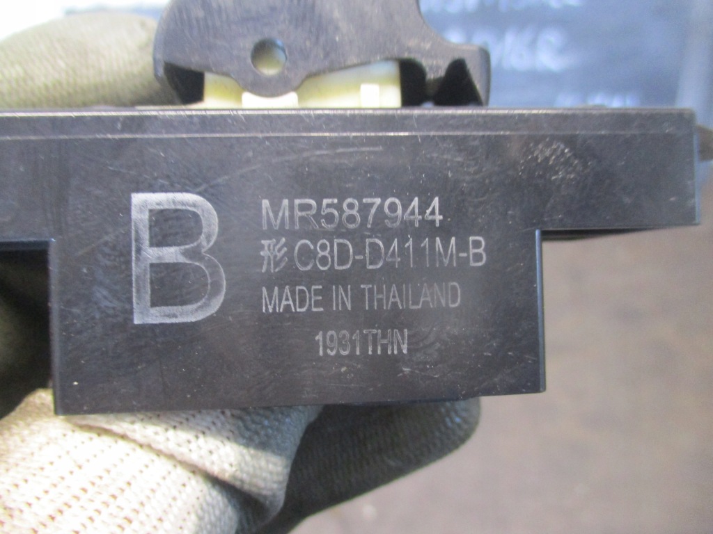 фото №5, Кнопка скло правий задня mr587944 mitsubishi asx 10-16 r.