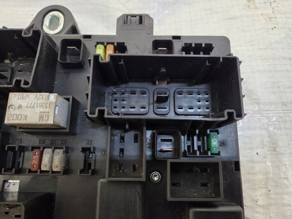 Opel astra j iv коробка предохранителей 13449201 в Украине