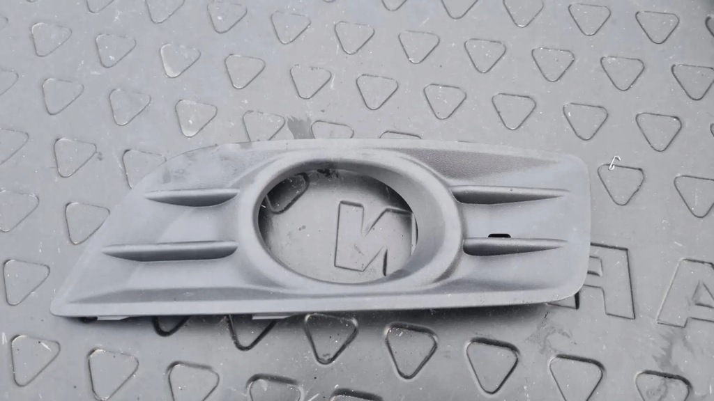 фото №10, Решётка противотуманной фары левая volvo v50 2008- оригинальный номер 30779100