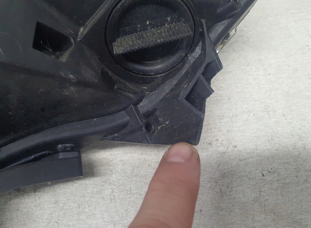 Lancia ypsilon 3 3 рестайлинг  фара перед правый  led в Украине