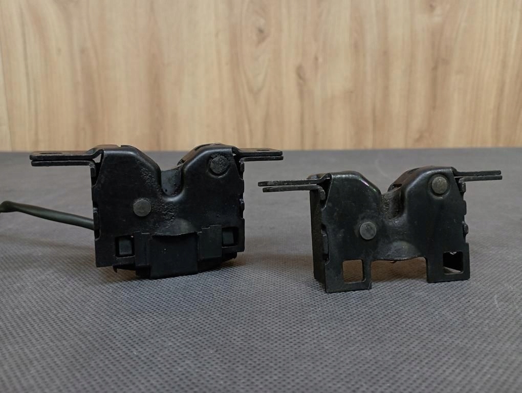 фото №1, Mercedes slk r171 замок капот a2308800060