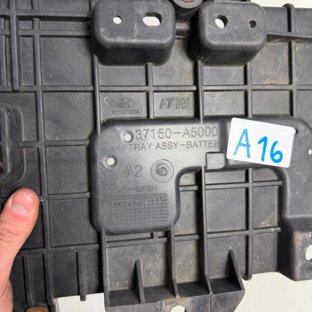 Основание кронштейн аккумулятор hyundai i30 2 1.6crdi оригинальный номер оригинал 37150a5000 Недорого