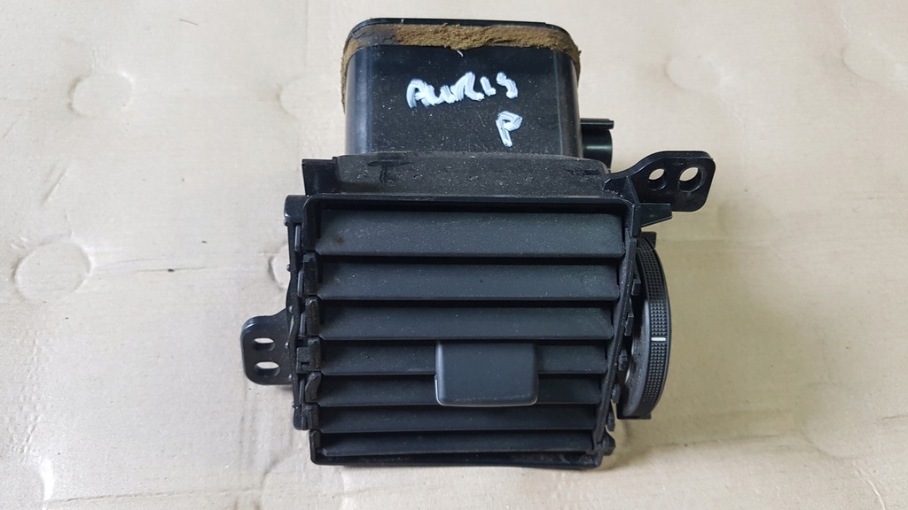 фото №1, Toyota auris 07-12 решётка обдув правая