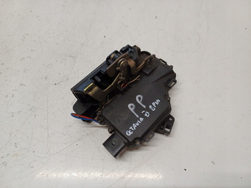 фото №1, Skoda octavia 1 i 96- замок правый перед 8pin