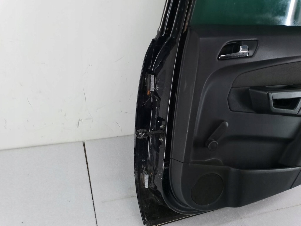 Дверь правый  задний opel zafira b 1.8 16v бензин z20r Доставка