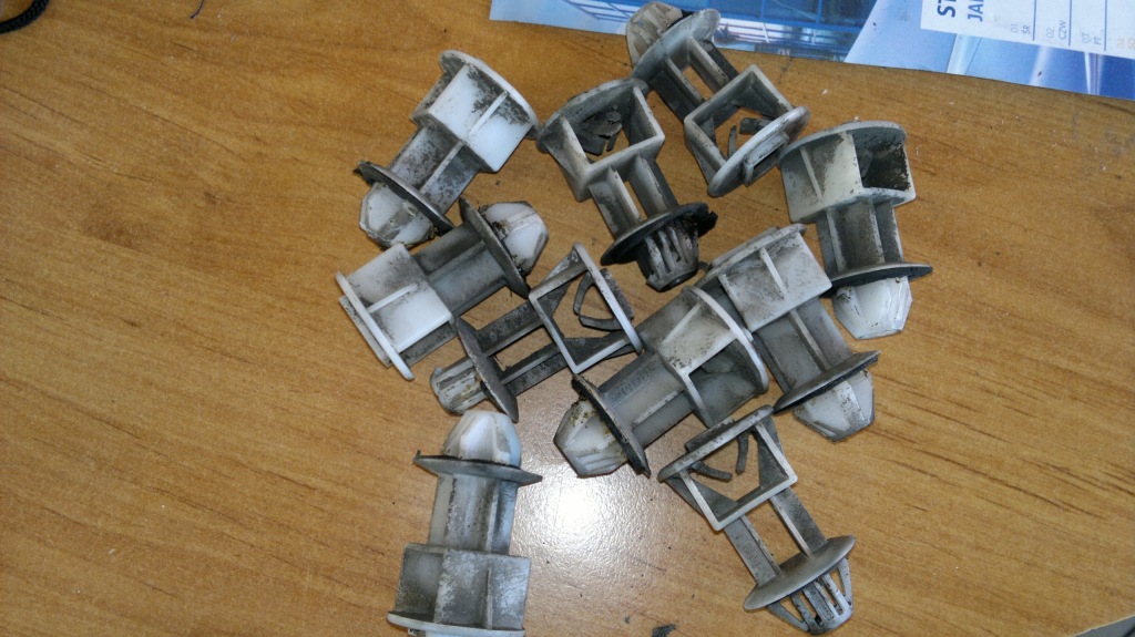 фото №1, Mercedes b klasa w245 штифт поріг кронштейн накладки