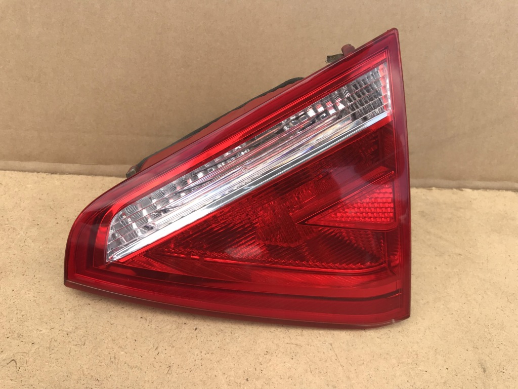 фото №1, Audi a5 8t лампа задня права w кришка 8t0945094