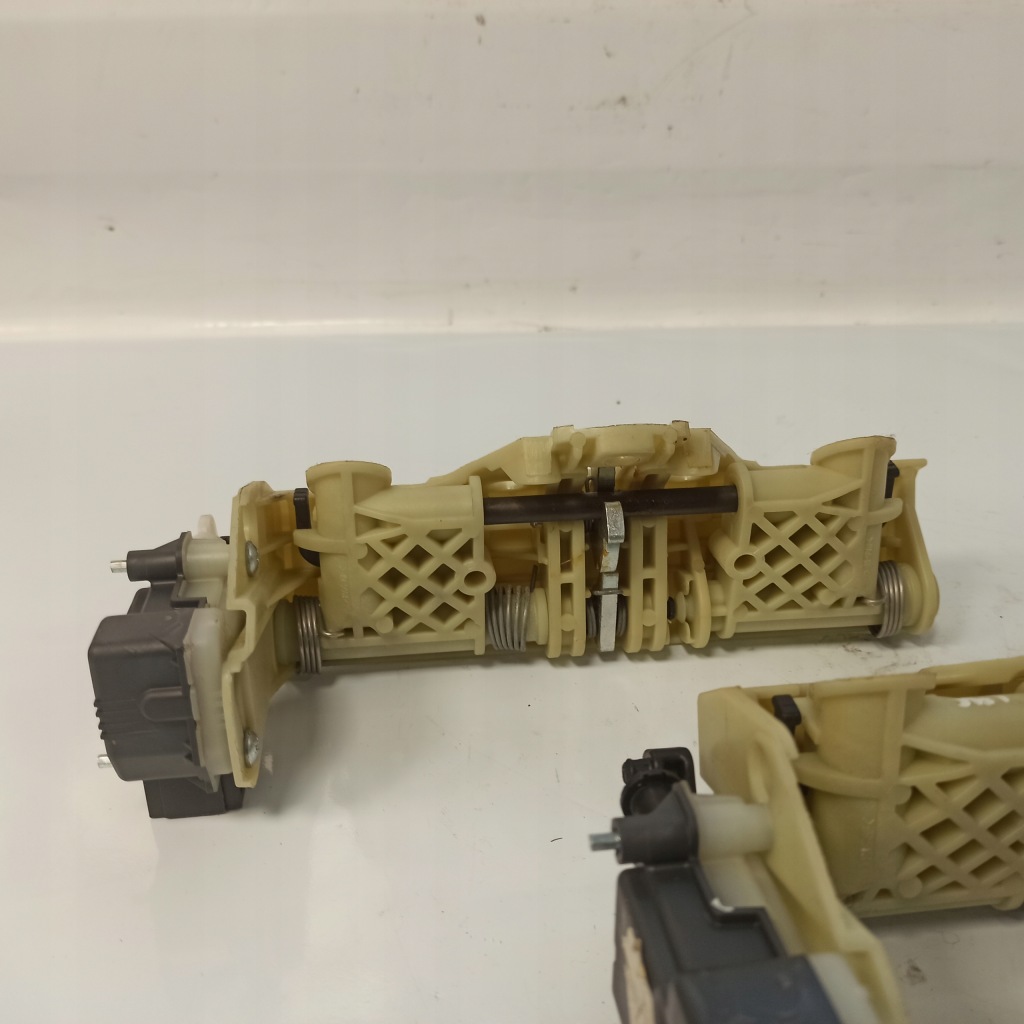 фото №9, Mercedes-benz w219 cls механизм моторчик подголовник задняя 2119700125 2x