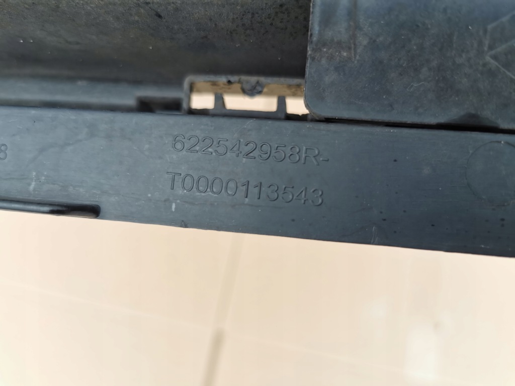 Renault clio iv 12-16 средняя решётка бампера передний 622542958r Оригинал