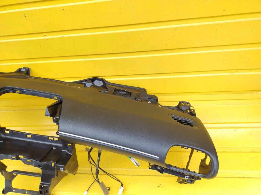 фото №1, Toyota yaris iv консоль приборная панель оригинал