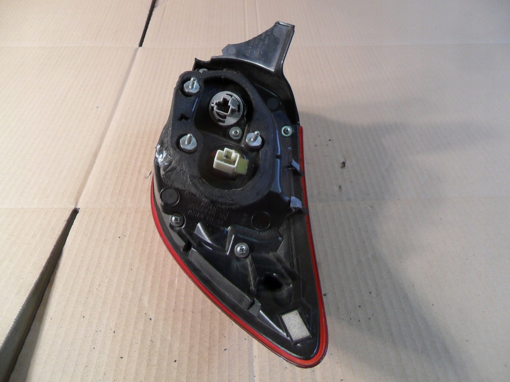 фото №11, Mazda 3 лампа задняя правая w крыло 220-41981