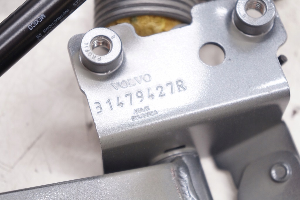 фото №8, Volvo s60 iii петля кришки задня багажника кришки 714-19 31479427 31479426 kpl