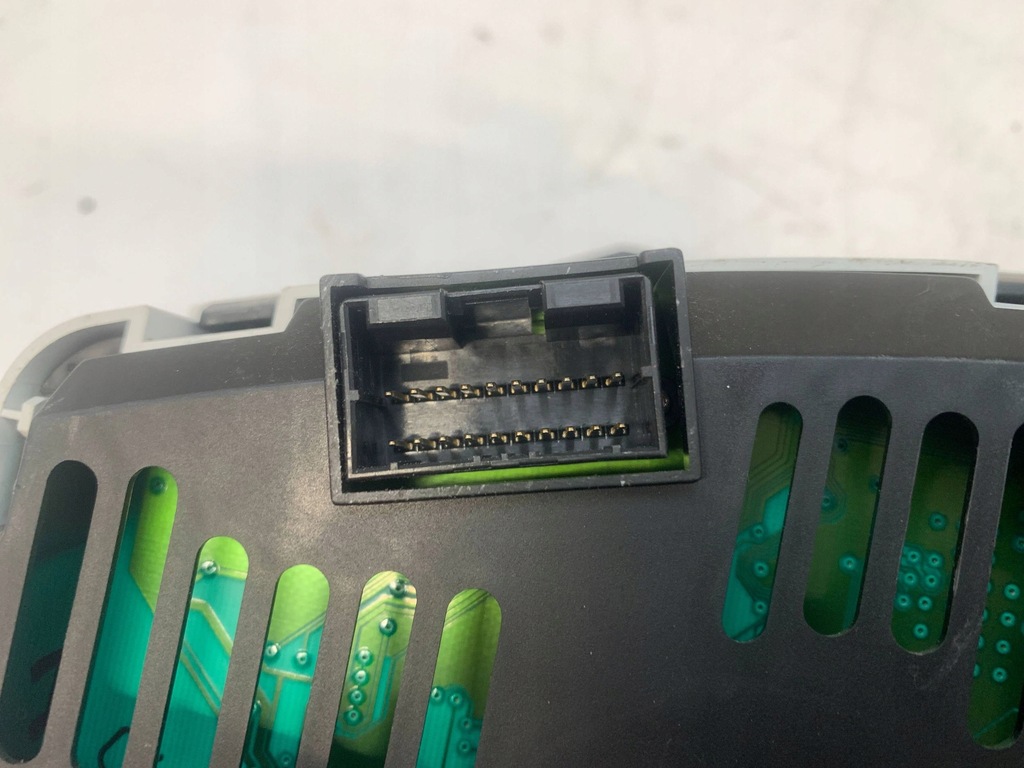 фото №16, Hyundai i20 приборная панель счетчик спидометр 940061j160