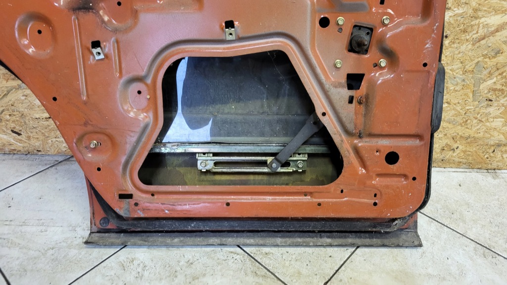 Дверь левое  задняя mercedes w123 универсал без ржавчина в Украине