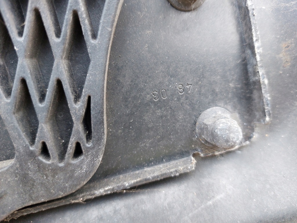 фото №10, Капот audi a8 d3 малый решётка радиатора 03r czarna