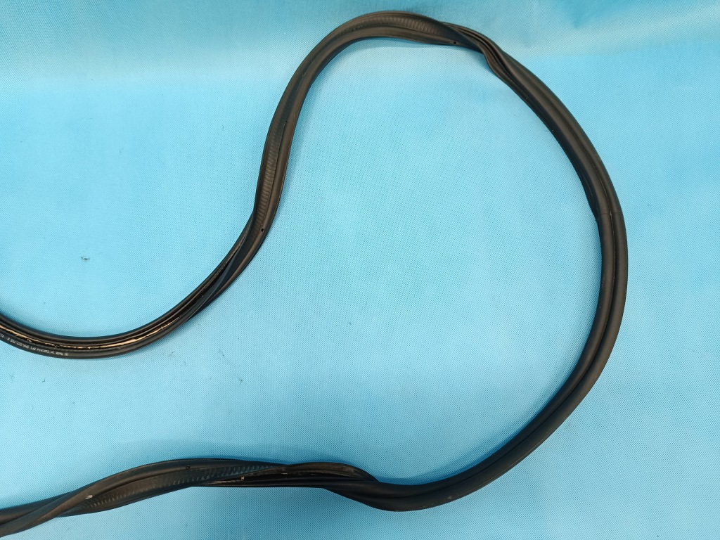 фото №8, Vw golf 8 variant lift 1.5 tsi 110kw 2024 r прокладка багажника 5h9827705b