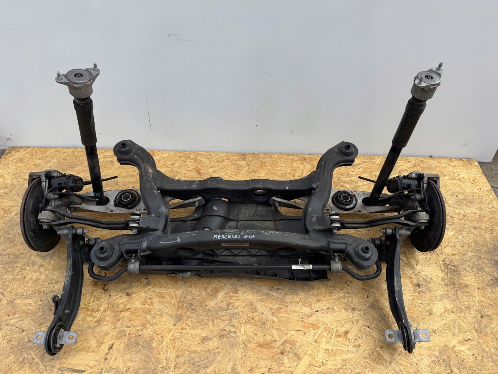 Купити Oś балка підвіска задній задня комплектна mercedes gla x156
