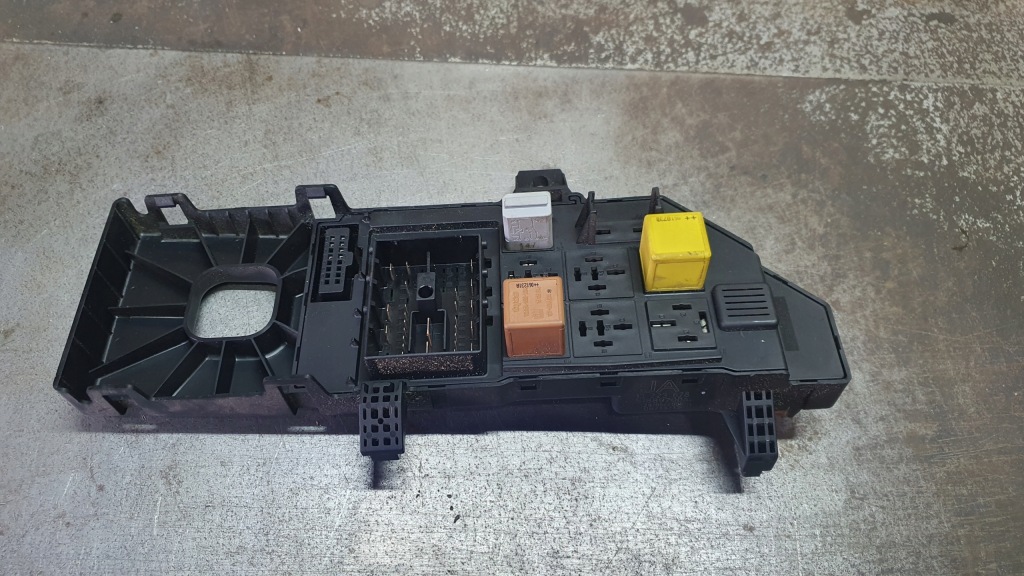 фото №1, Opel vectra c - коробка предохранителей 13223678