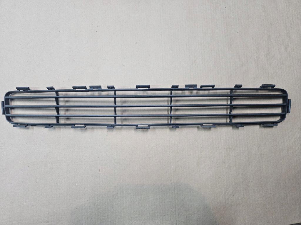 Купить Toyota avensis t25 06-08 рестайлинг  решётка средняя бампера передней
