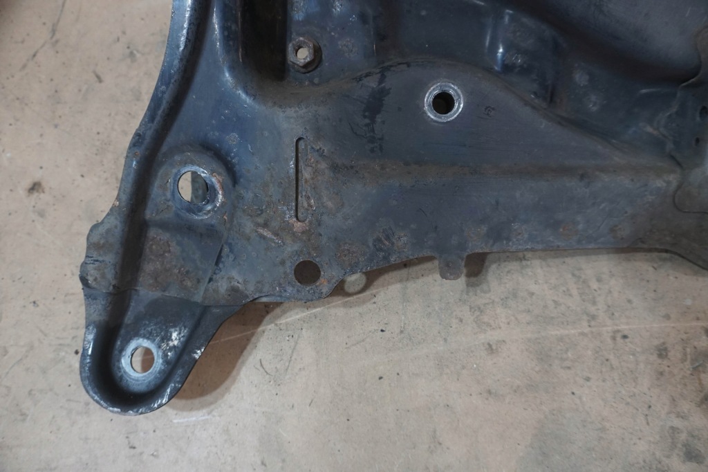 Toyota yaris ii 08-11r передня балка підвіска підрамник підрамник 512010d090 Доставка