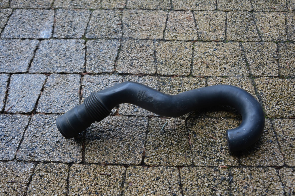 фото №1, Труба воздухозаборник воздуха audi a8 d3 077129951c