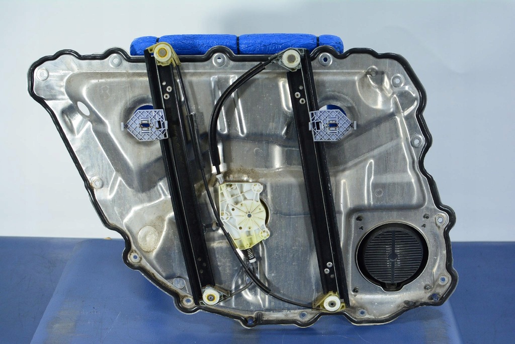 фото №4, Audi a8 d3 подъемник стекло задняя правый 4e0910802c