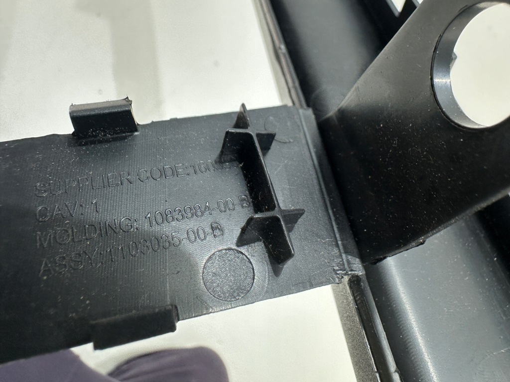 Купити Накладка бампера заднього спойлер задній tesla 3 iii 1083984-00-b новий