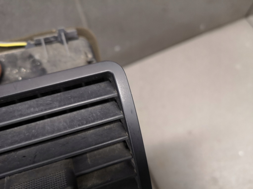 фото №4, Решітка обдув права audi a8 d2 4d0820902j