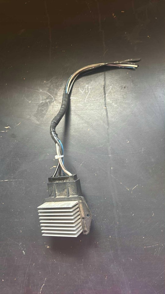 фото №1, Toyota avensis t25 резистор вентилятор 499300-2121