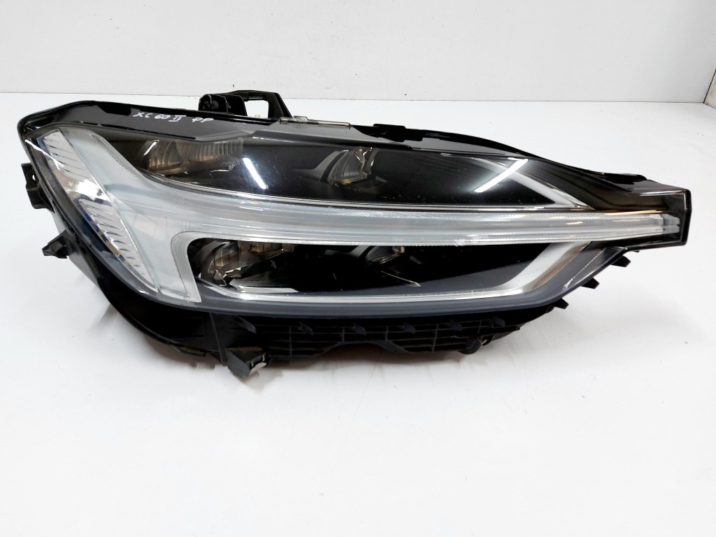 Купити Volvo xc60 2 18r. фара правий full led система 31420414