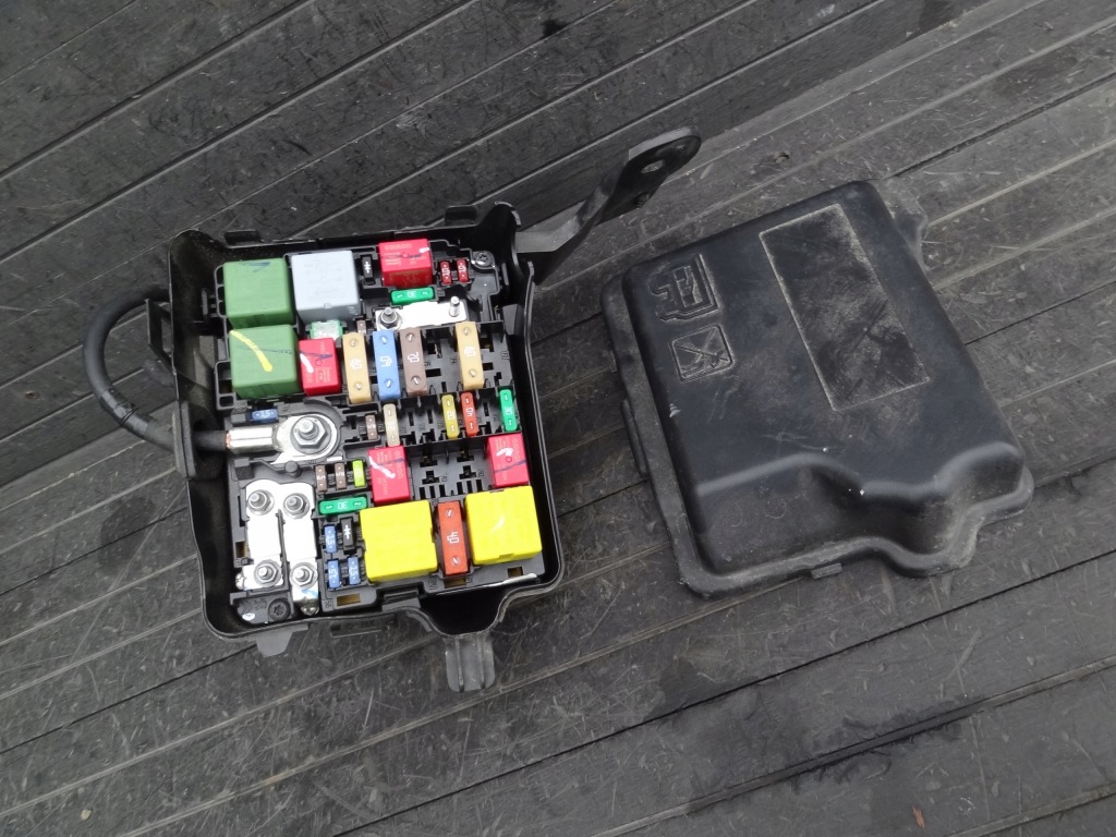 фото №1, Peugeot 2008 2017 1,6 ad-blue коробка предохранителей оригинал