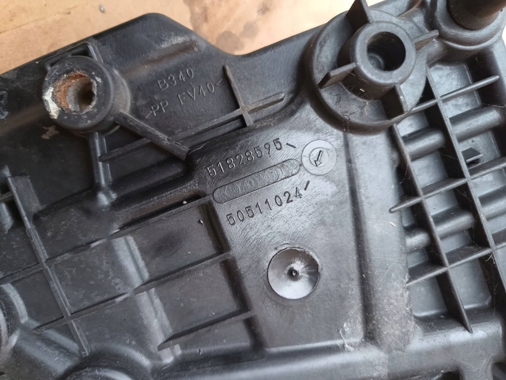 Alfa romeo giulietta 51828595 основание аккумулятор Доставка