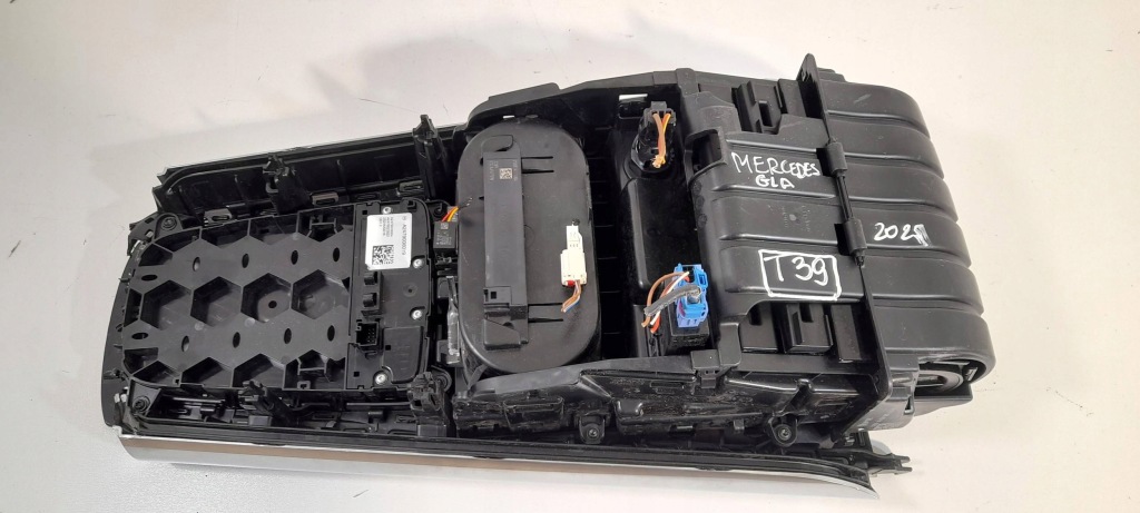 Mercedes-benz gla h247 полка консоли центральной a2479006019 t39 Киев