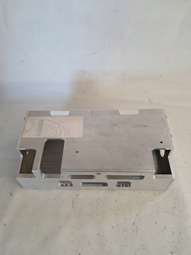 Купити Корпус алюмінієва акумулятор 12v 4k0915171c audi a5 a6 a7