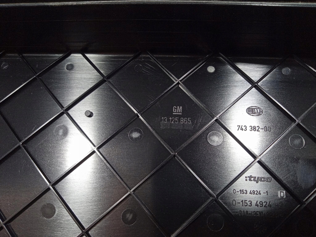 Opel astra h 2.0 turbo коробка предохранителей 13181662 Цена