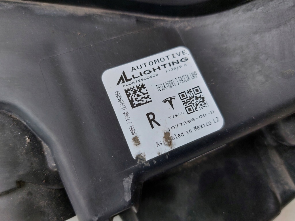 Tesla 3 противотуманная фара правый led drl 1077396-00-d оригинал Оригинал
