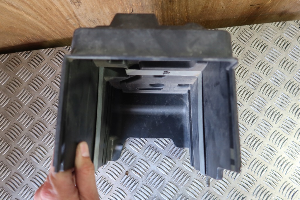 Основание аккумулятор fiesta mk7 8v21-10723-bc Киев