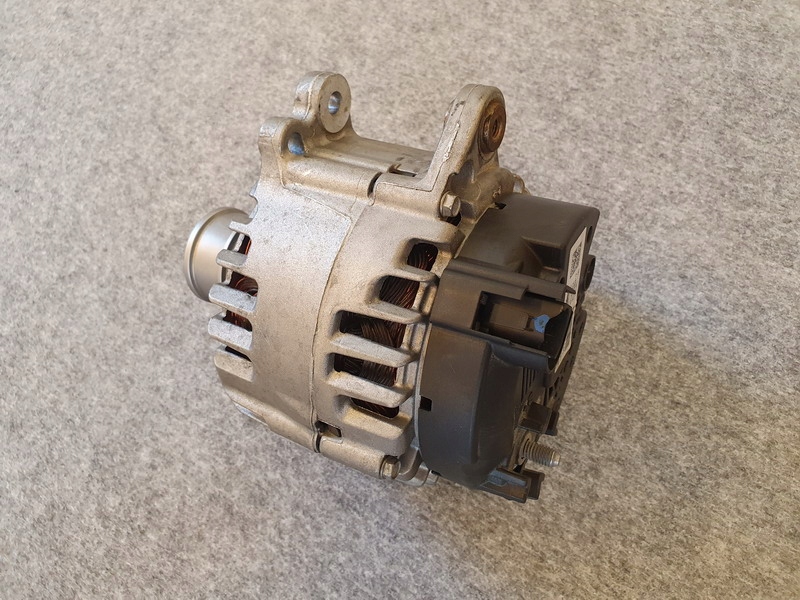 Купити Audi vw q3 04c903023m генератор оригінал