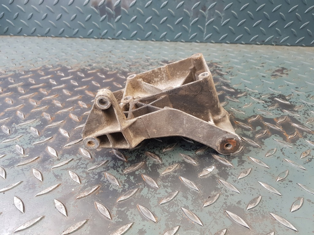 Кронштейн кронштейн генератора 1 721 865.9 bmw e30 316i 318i m40 Зі Шроту