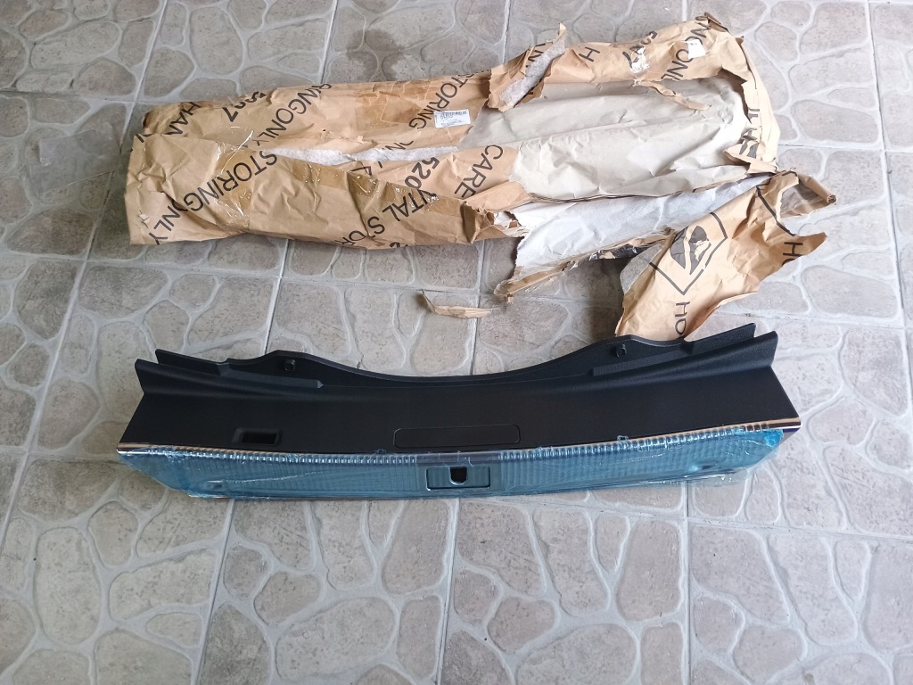 Купить Молдинг накладка порог багажника audi a8 d4 новая оригинальный номер