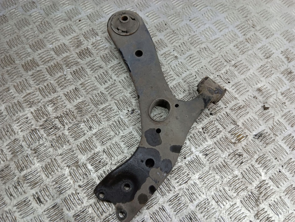 Toyota avensis t270 2012 рычаг передний нижний Недорого