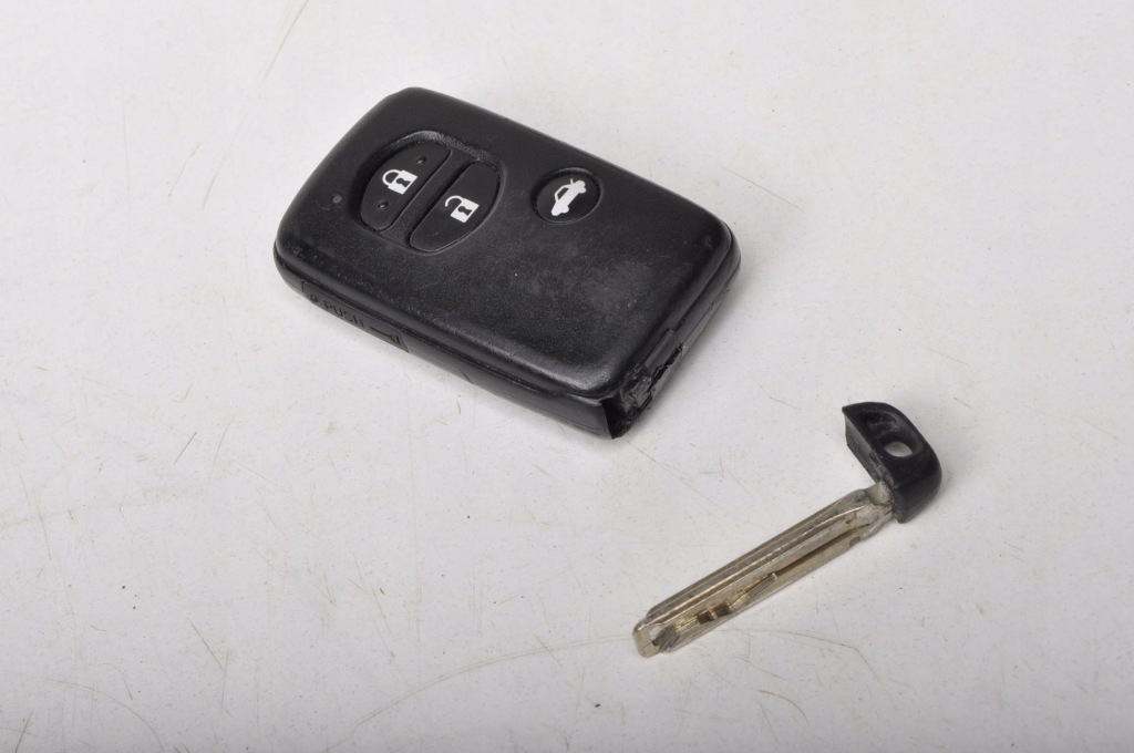 фото №3, Toyota avensis t27 ключ pilot smart key