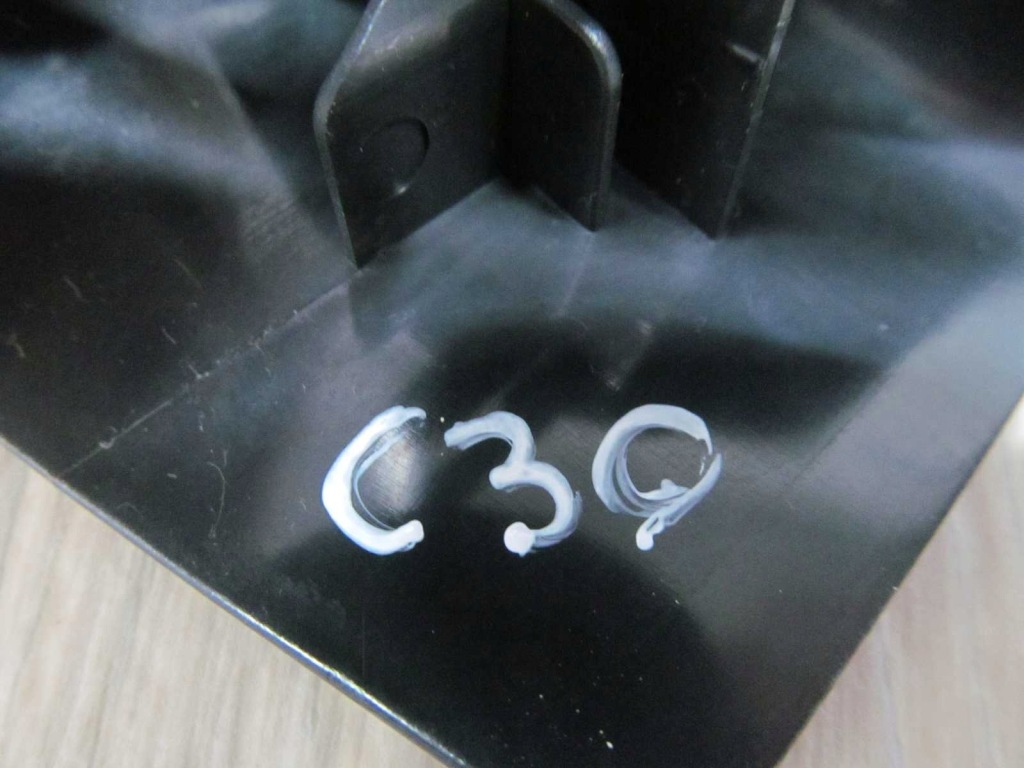 Volvo c30 s40 v50 накладка заглушка напрямна сидіння правий 08639062 04-13 Зі Шроту