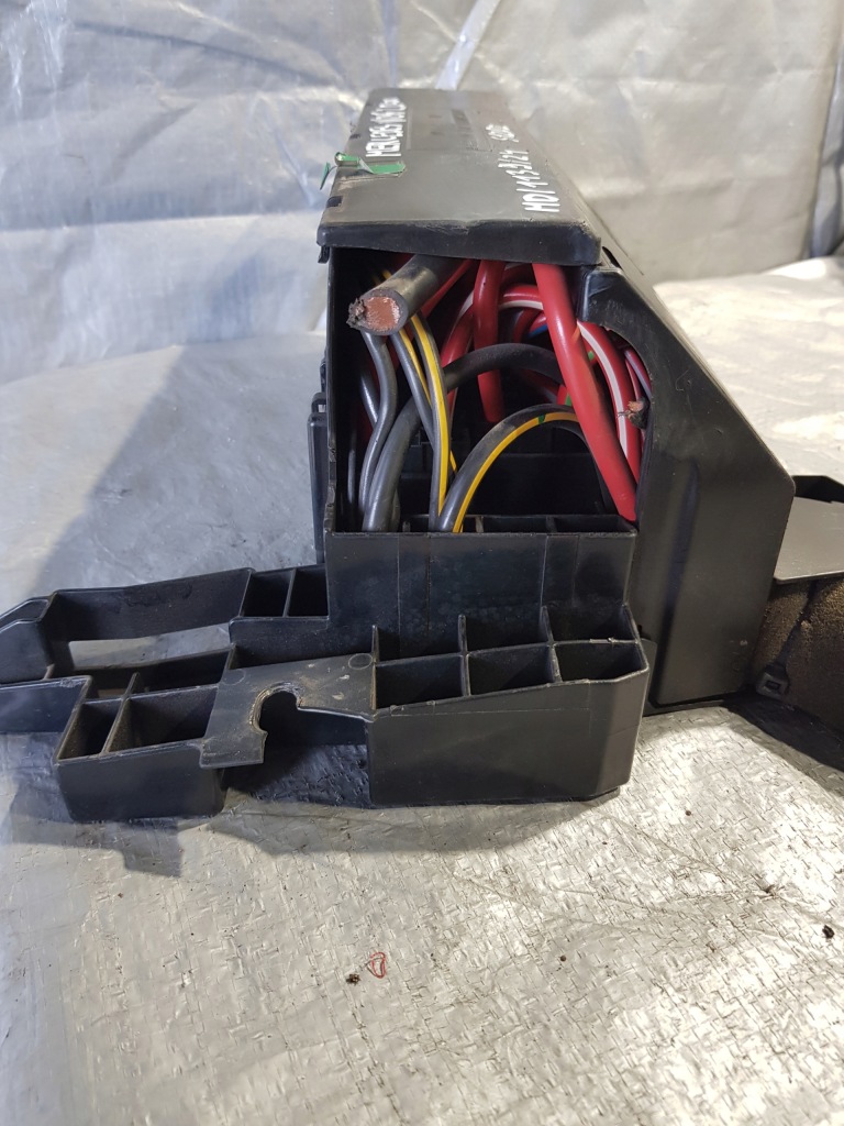 Купити Mb w245 06 2.0 cdi модуль запобіжників 1695451940