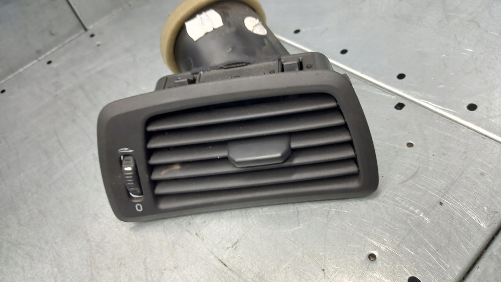 фото №1, Решітка обдув права volvo v70 ii lift 05r 2.4b 3409375