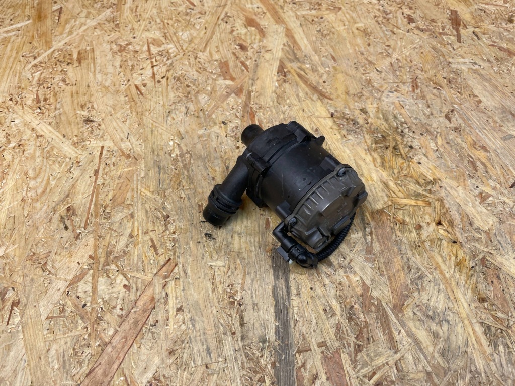 Додаткова насос води bmw g11 g12 g20 g21 g22 g26 g30 g31 8638237 Недорого