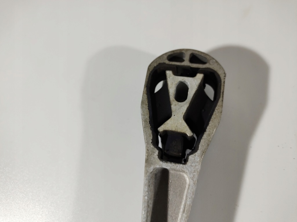 фото №11, Volvo v40 2.0 d2 12- кронштейн подушка двигуна