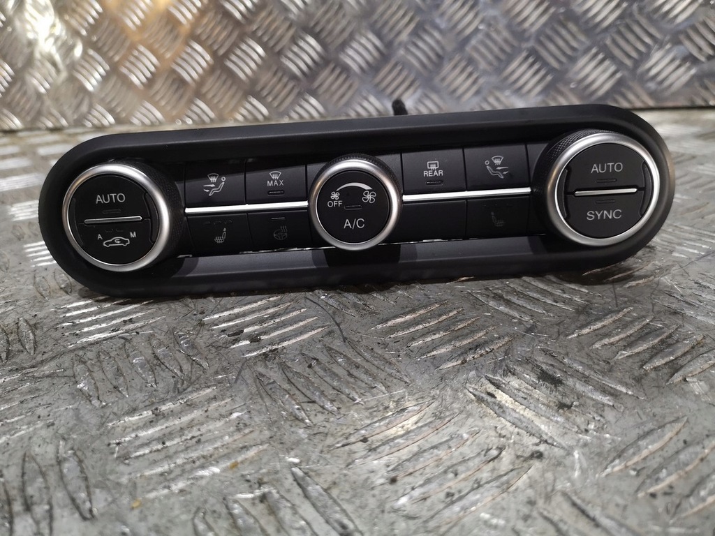 фото №1, Alfa romeo stelvio панель кондиционера 01561506110