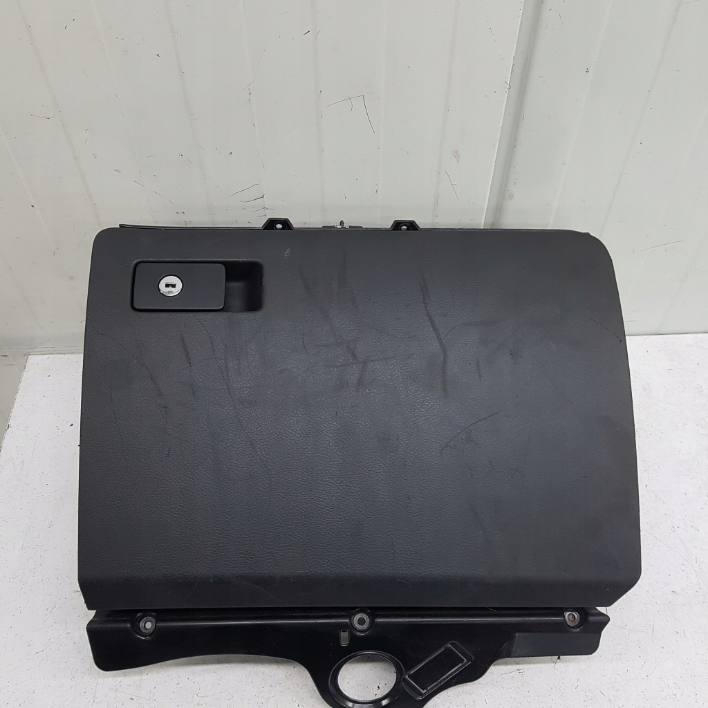 Купити Бардачок vw passat b7 alltrack 365 3c1857114 31092882 1.97l дизель 2008